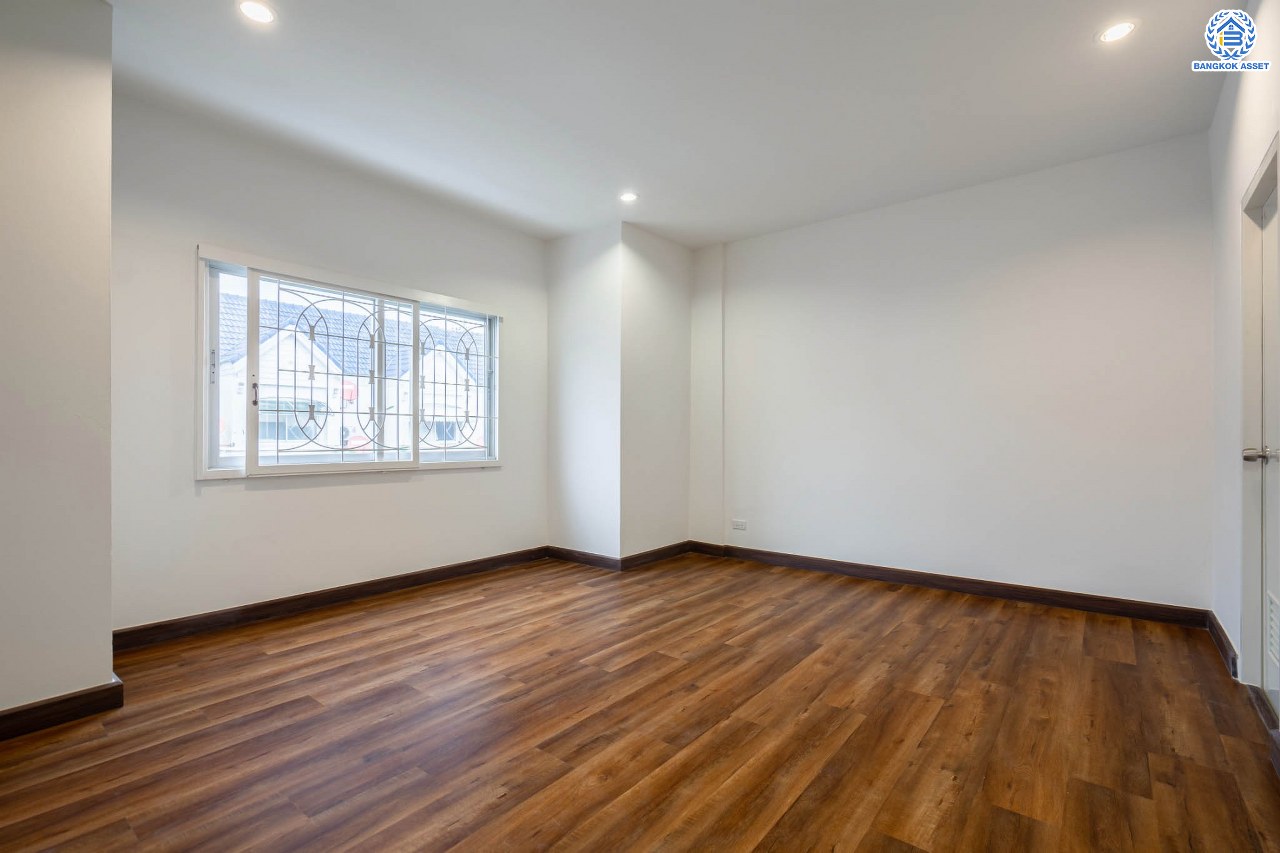 บ้านมือสองตกแต่งใหม่ ม.ไชน่าทาวน์ รามอินทรา เนื้อที่ 21 ตร.ว. ฟังก์ชัน 3 ห้องนอน 3 ห้องน้ำ จอดรถได้ 1 คัน สภาพแวดล้อมเยี่ยม เชื่อมต่อ ถ.ลาดปลาเค้า, ถ.เกษตร-นวมินทร์, ถ.รามอินทรา รถไฟฟ้าสายสีเขียว "สถานีเสนานิคม" และทางด่วน "ฉลองรัช"